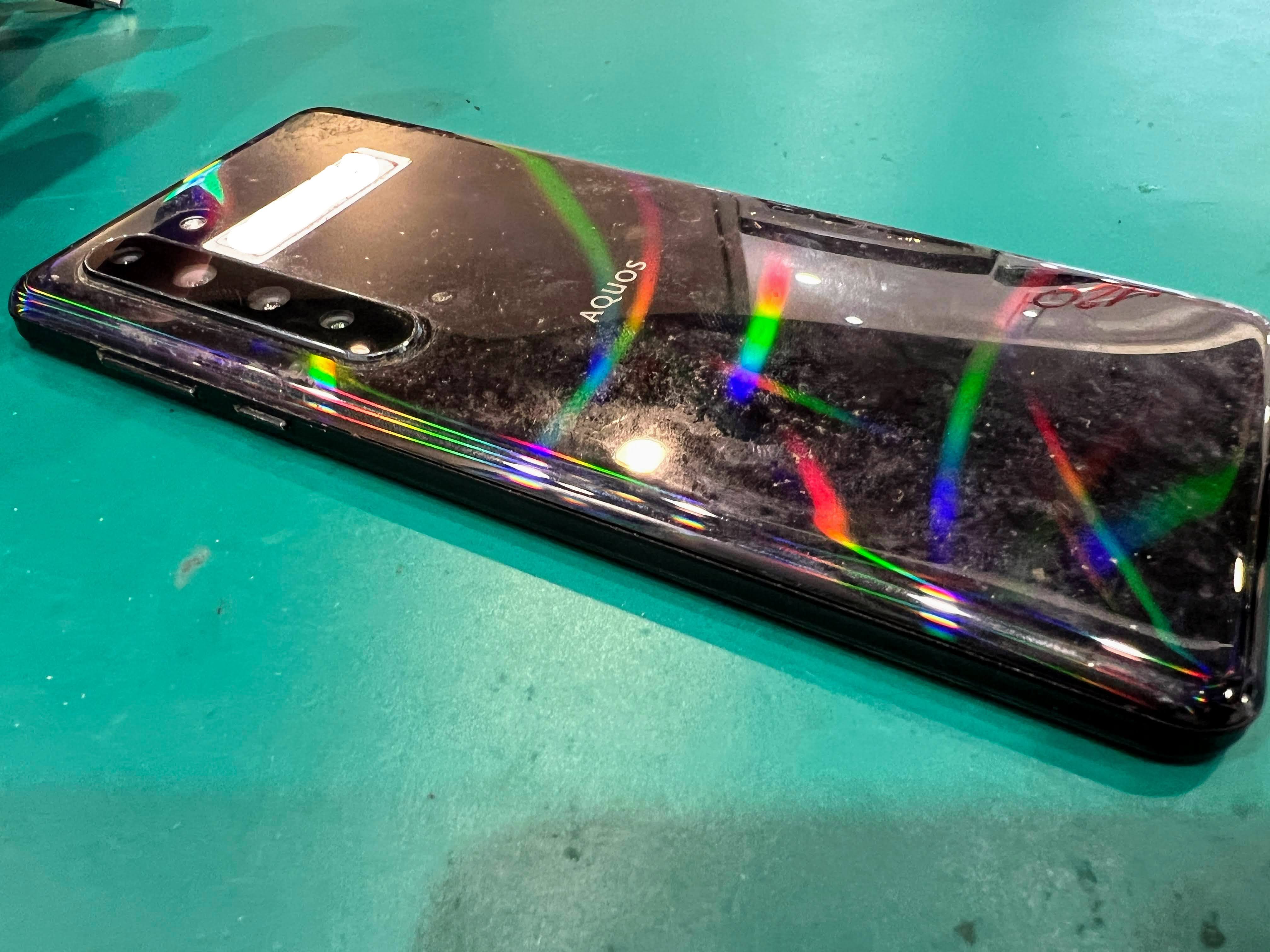 AQUOS R5G（アクオス）バッテリー交換！膨張で背面浮きも解消【スマホ修理工房ペリエ千葉店】